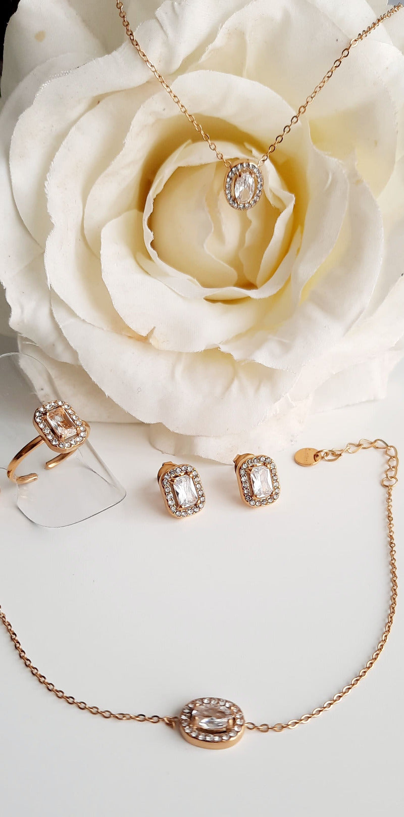 Boucles d'oreilles en acier inoxydable Puces fines orné d'un cabochon en oxyde de zirconium vert ou blanc, avec un entourage de zircons blancs, sertis avec des griffes Déclinée en bague, bracelet et collier Dans le même style Ce bijoux résiste à l'eau, l'humidité..., ne noircit pas, il est hypoallergénique. Il a fait l'objet de contrôle qualité par nos soins. Il gardera son éclat. Ces boucles d'oreilles sont livrées dans un pochon en velours, avec un chiffon de polissage.