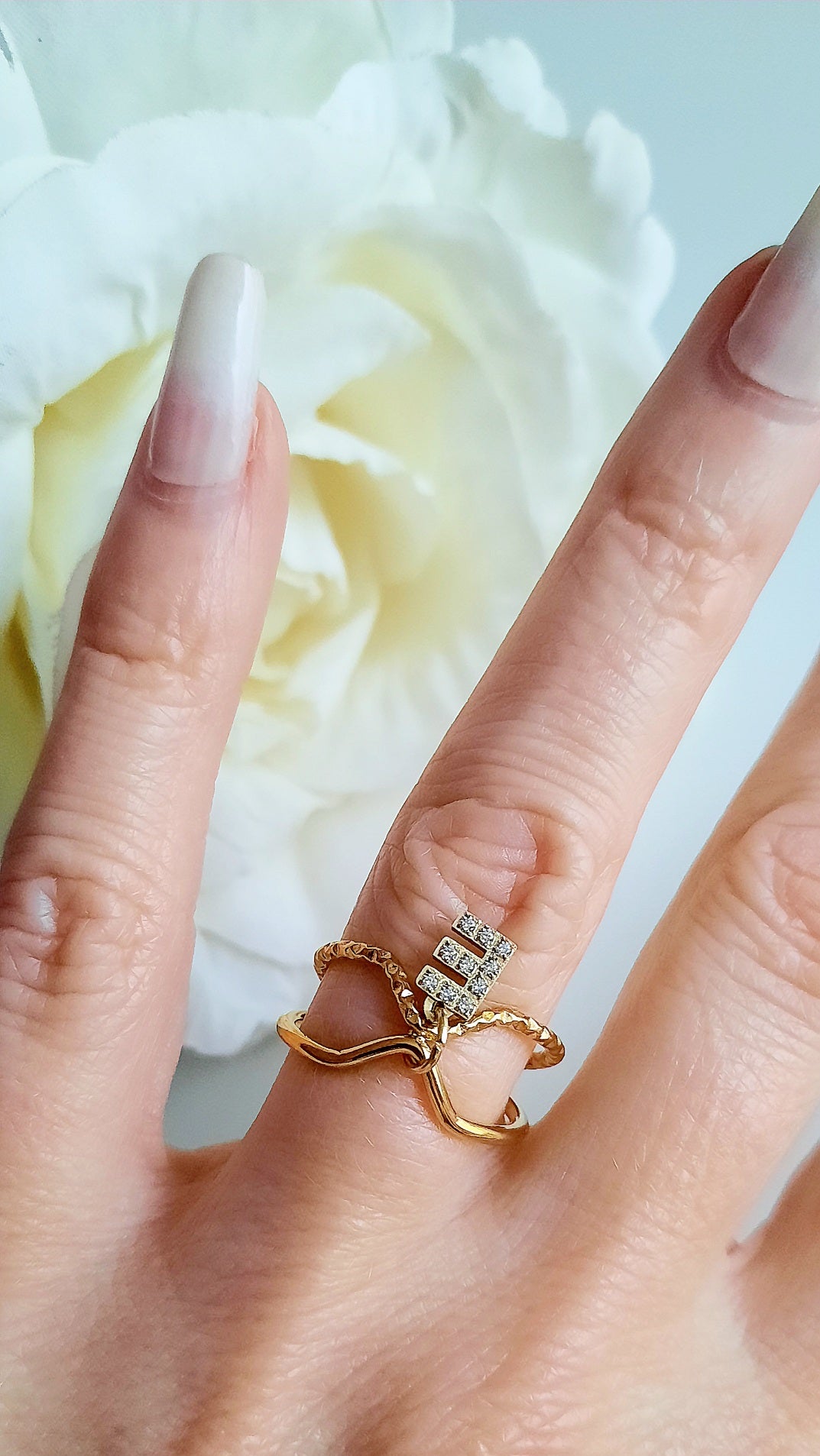 Bague femme en acier inoxydable ajustable pas chère personnalisable avec des initiales incrustées d'oxydes de zirconium