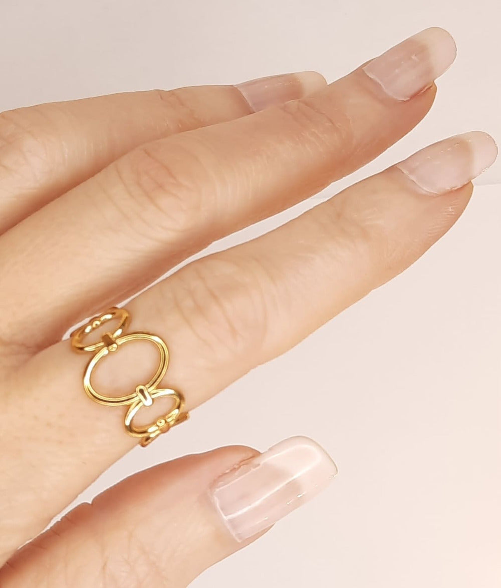 Bague ajustable en acier inoxydable Couleur or L'anneau se compose d'ellipses ajourées reliées entre elles Dans le même style Ce bijoux résiste à l'eau, l'humidité..., ne noircit pas, il est hypoallergénique. Il a fait l'objet de contrôle qualité par nos soins. Il gardera son éclat. Cette bague est livrée dans un pochon en velours, avec un chiffon de polissage.