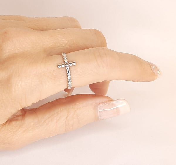 Bague ajustable en acier inoxydable Anneau fin orné d'une croix fine au contour perlé Bijoux en couleur or ou argent Ce bijoux résiste à l'eau, l'humidité..., ne noircit pas, il est hypoallergénique. Il a fait l'objet de contrôle qualité par nos soins. Il gardera son éclat. Cette bague est livrée dans un pochon en velours, avec un chiffon de polissage.
