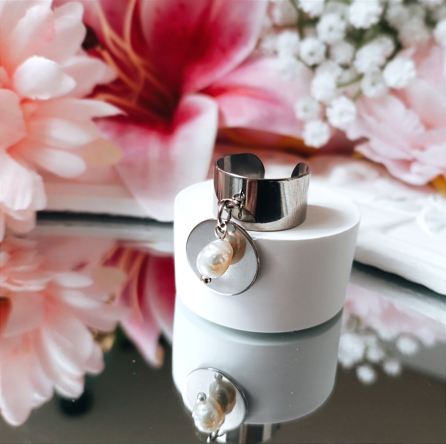 bague femme ajustable en acier inoxydable breloque perle d'eau douce et médaille pas chère création de bijoux créatrice française