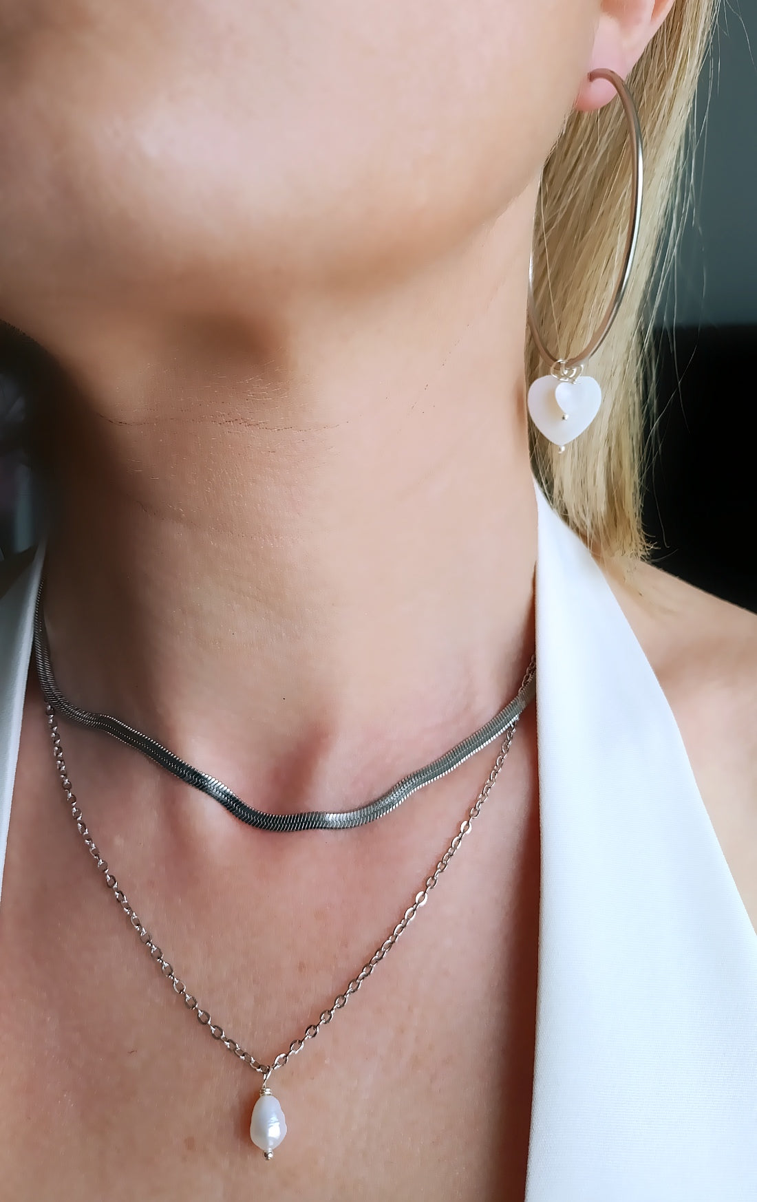 Boucles d'oreilles femme en acier inoxydable et perles de nacre en forme de cœur, pas cher, idée cadeau fête des mères, créatrice de bijoux fantaisie, créatrice française de bijoux en acier inoxydable, bijoux en acier inoxydable pas chers, bijoux en acier inoxydable de qualité