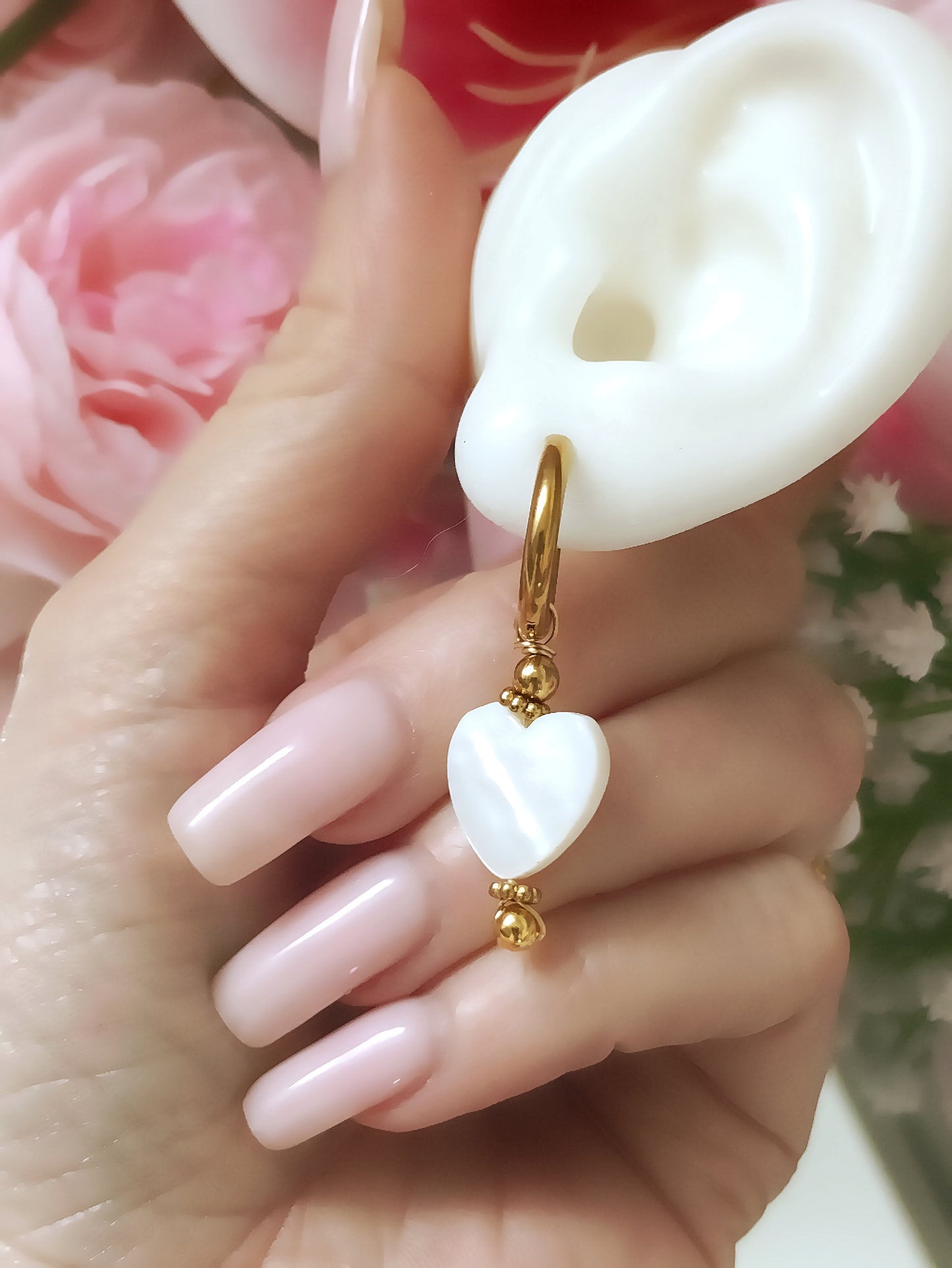 Boucles d'oreilles femme avec de la nacre, créoles femme avec un cœur en nacre, créatrice de bijoux, bijoux en acier inoxydable pas cher, idée cadeau fête des mères, idée cadeau anniversaire bijoux