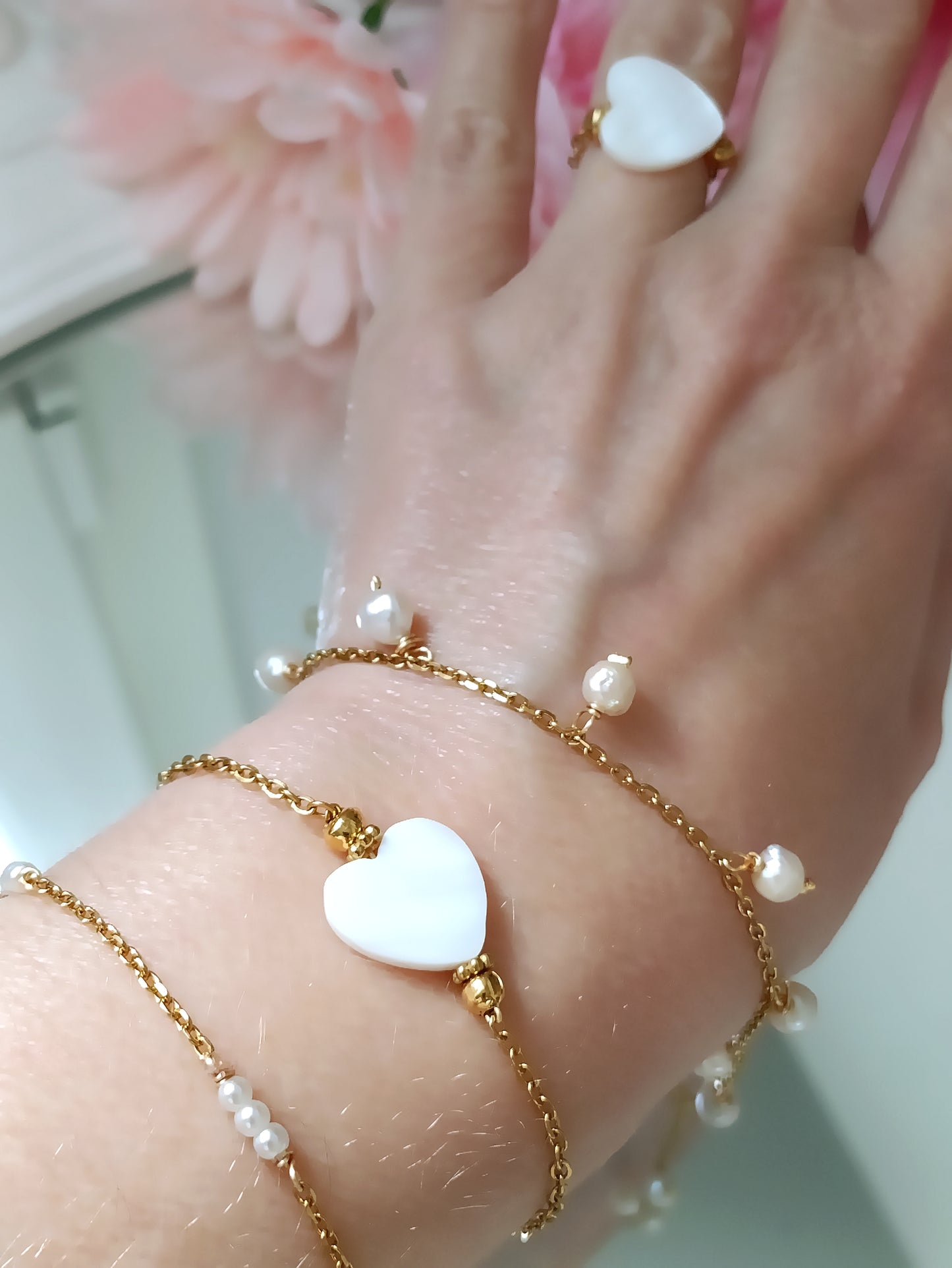 Bracelet femme avec de la nacre, perle de nacre en forme de cœur, créatrice de bijoux, site de création de bijoux, bijoux en acier inoxydable de créateur, pas cher, idée cadeau fête des mères, bracelet fait main, unique by m, marie claire, site de bijoux en acier inoxydable pas cher, site de bijoux en acier inoxydable de qualité, boutique de bijoux fantaisie en acier inoxydable, idée cadeau femme,