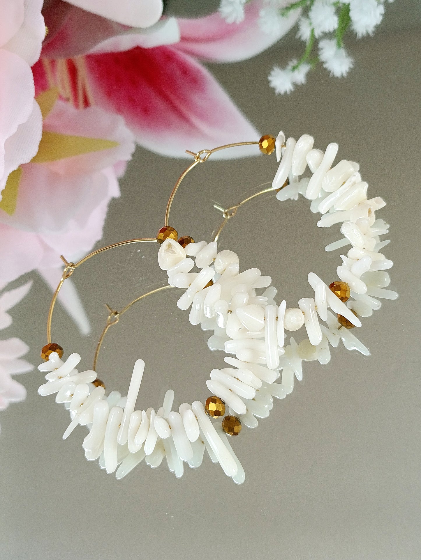 créoles femme avec du corail, créoles femme en acier inoxydable et corail blanc, créoles femme avec des perles de corail, boucles d'oreilles femme avec du corail, créatrice de bijoux fantaisie,, créatrice française de bijoux fantaisie, bijoux en acier inoxydable pas cher, bijoux en acier inoxydable de qualité, idée cadeau femme sain nt valentin, idée cadeau fête des mères, idée cadeau femme noël