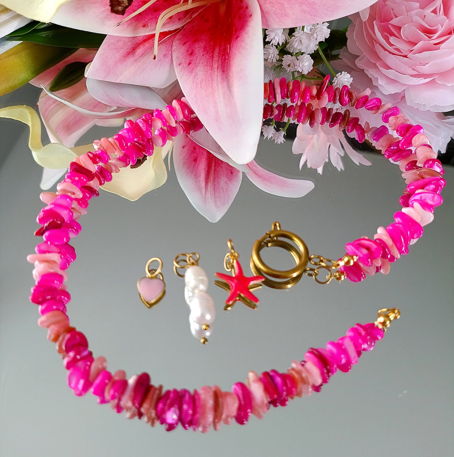 collier femme en perles de coquillage rose, collier femme à charms, collier femme à breloques, collier femme à pendentifs, collier femme à charms pas cher, collier femme à charms original, site de bijoux femme pas cher, meilleur site de bijoux fantaisie, créatrice de bijoux, zag, aparanjan, unique by m, bijoux de créateur femme