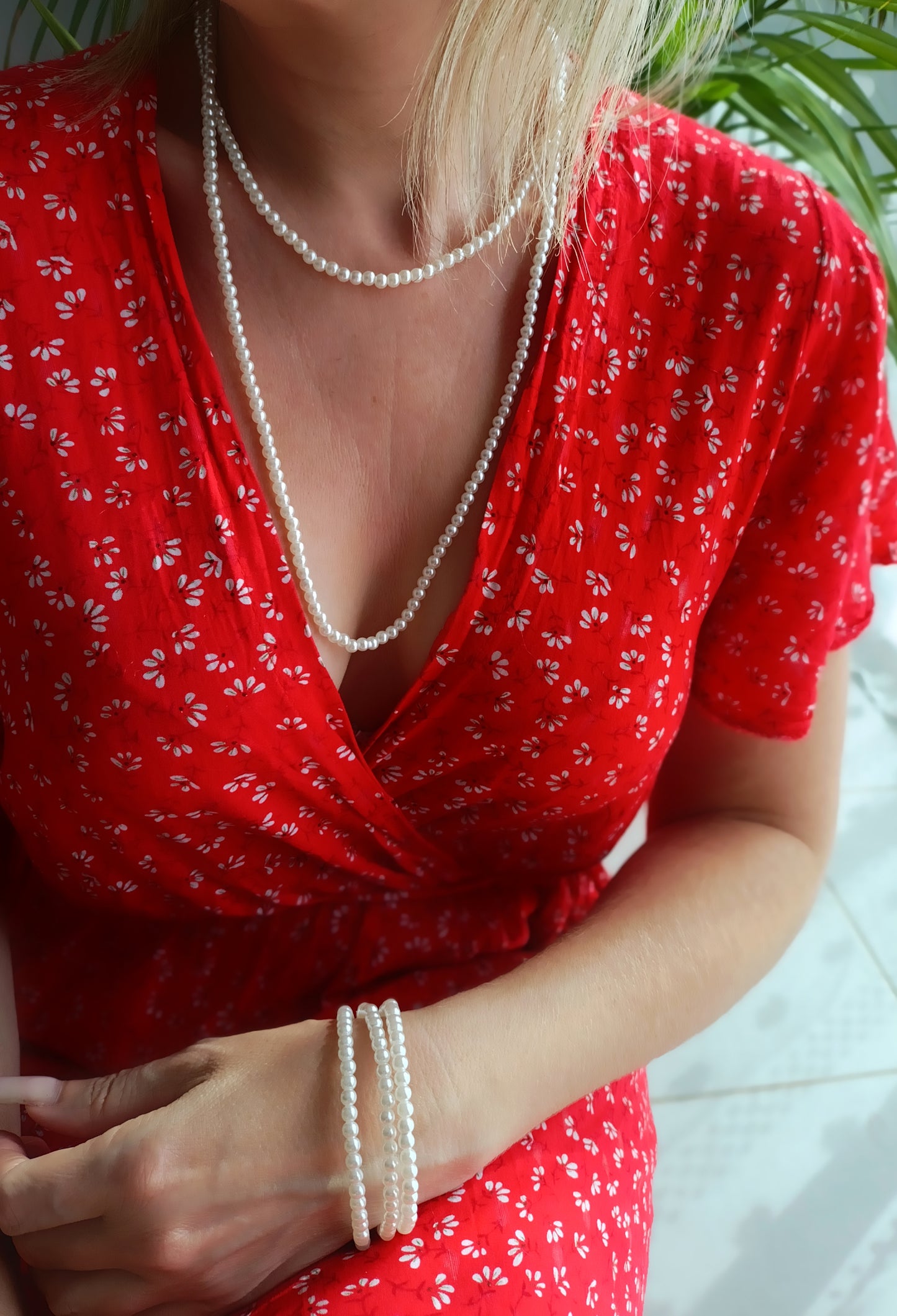 collier femme long en perles, collier long femme en perles, sautoir femme en perles, collier triple rangs perles femme, colliers à trois rangs femme, ras de cou femme trois rangs en perles