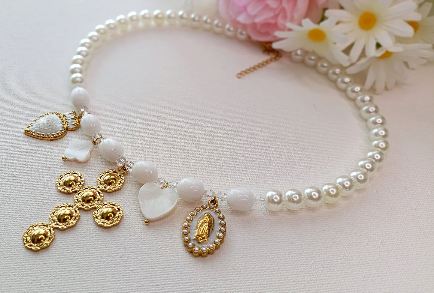 site de bijoux français, collier à breloques blanc, collier à charms blanc, collier à pendentifs blancs, collier en perles et breloques blanc pas cher, site de colliers à breloques pas cher, site de collier à charms pas cher, collier femme en perles blanches et breloques, collier femme printemps été 2026, collier à grosses perles blanches et breloques