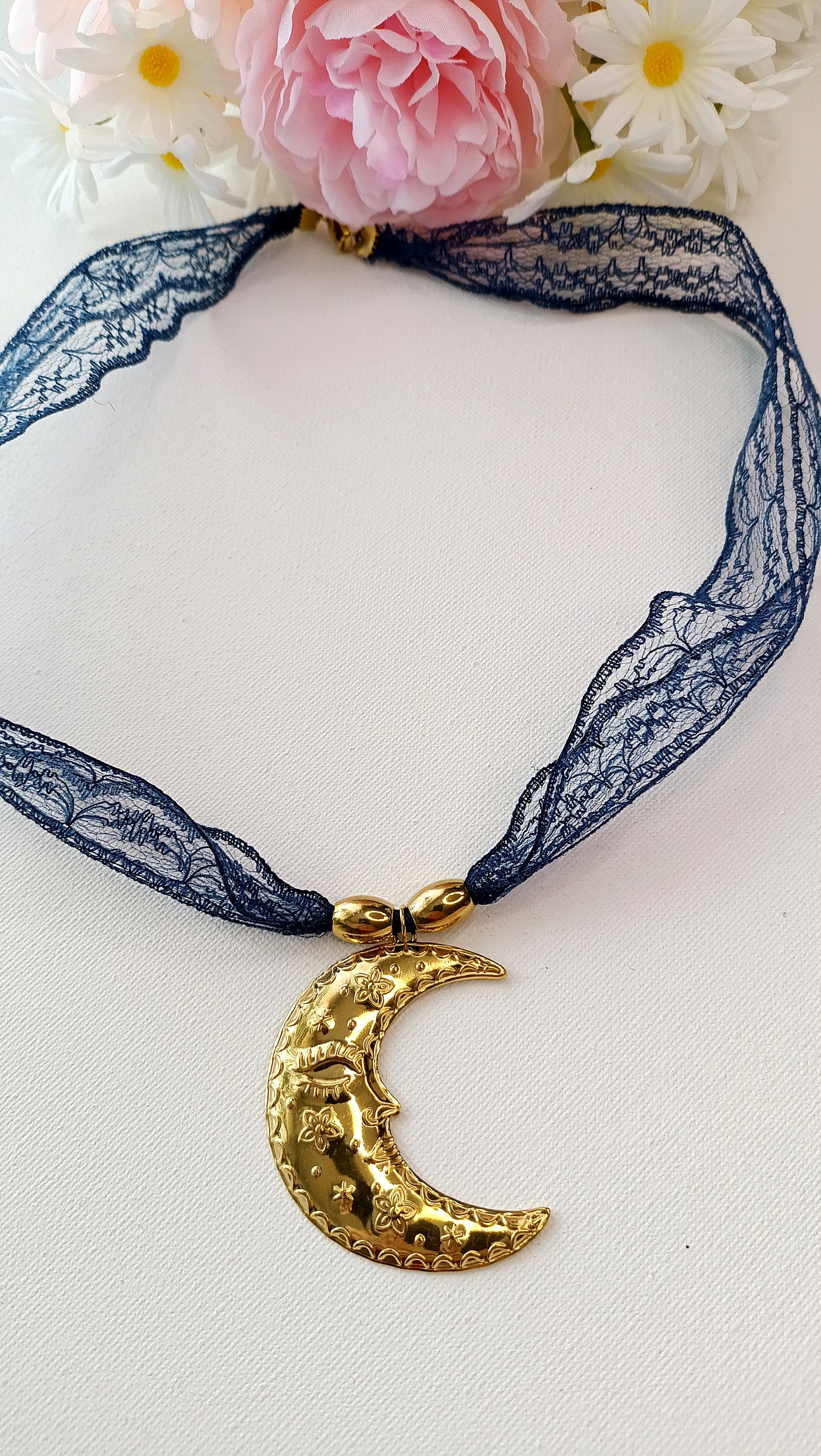 Collier femme en dentelle bleue, collier en dentelle bleue et pendentif, bijoux femme en dentelle de couleur, bijoux femme en dentelle pas cher, bijoux femme en dentelle originaux, bijoux femme en dentelle fantaisie, site de bijoux femme en dentelle