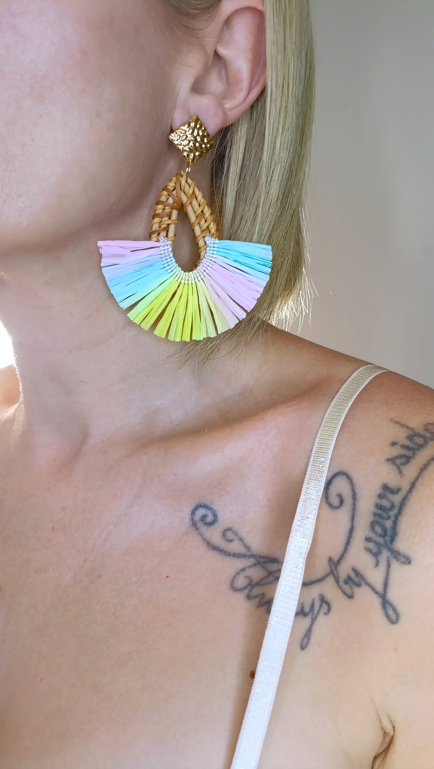 boucles d'oreilles en raphia et acier inoxydable, boucles d'oreilles femme en raphia pas cher, boucles d'oreilles en raphia originales, boucles d'oreilles en raphia de qualité, boucles d'oreilles en raphia et acier inox pas cher, boucles femme en raphia français