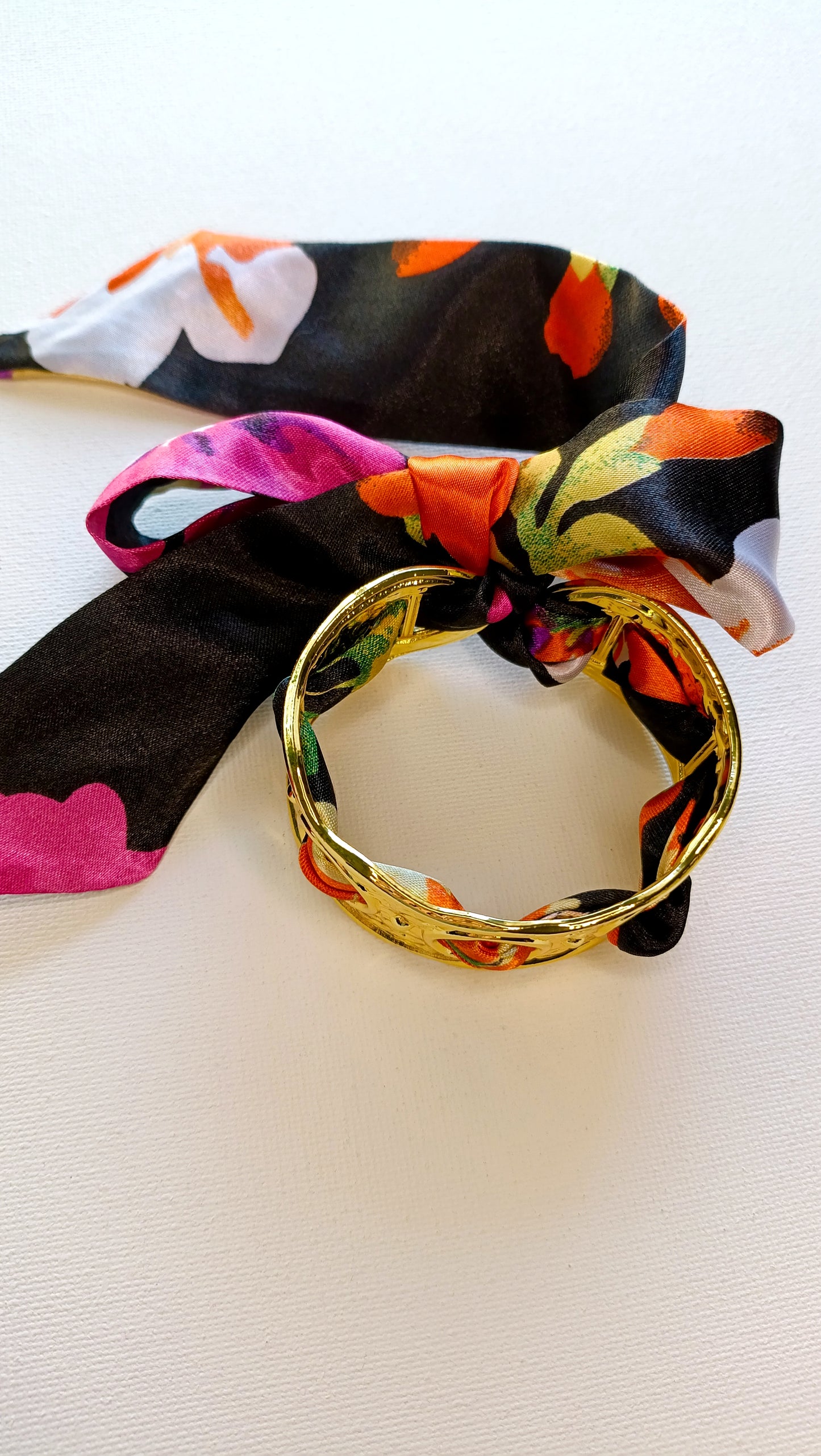 bracelet femme jonc et foulard, jonc femme tissu coloré, jonc foulard femme acier inox, bracelet foulard femme acier, jonc foulard femme pas cher, jonc foulard femme de qualité, bijoux de haute fantaisie femme, bijoux de haute fantaisie femme en acier inox, jonc acier inoxydable et tissu coloré femme