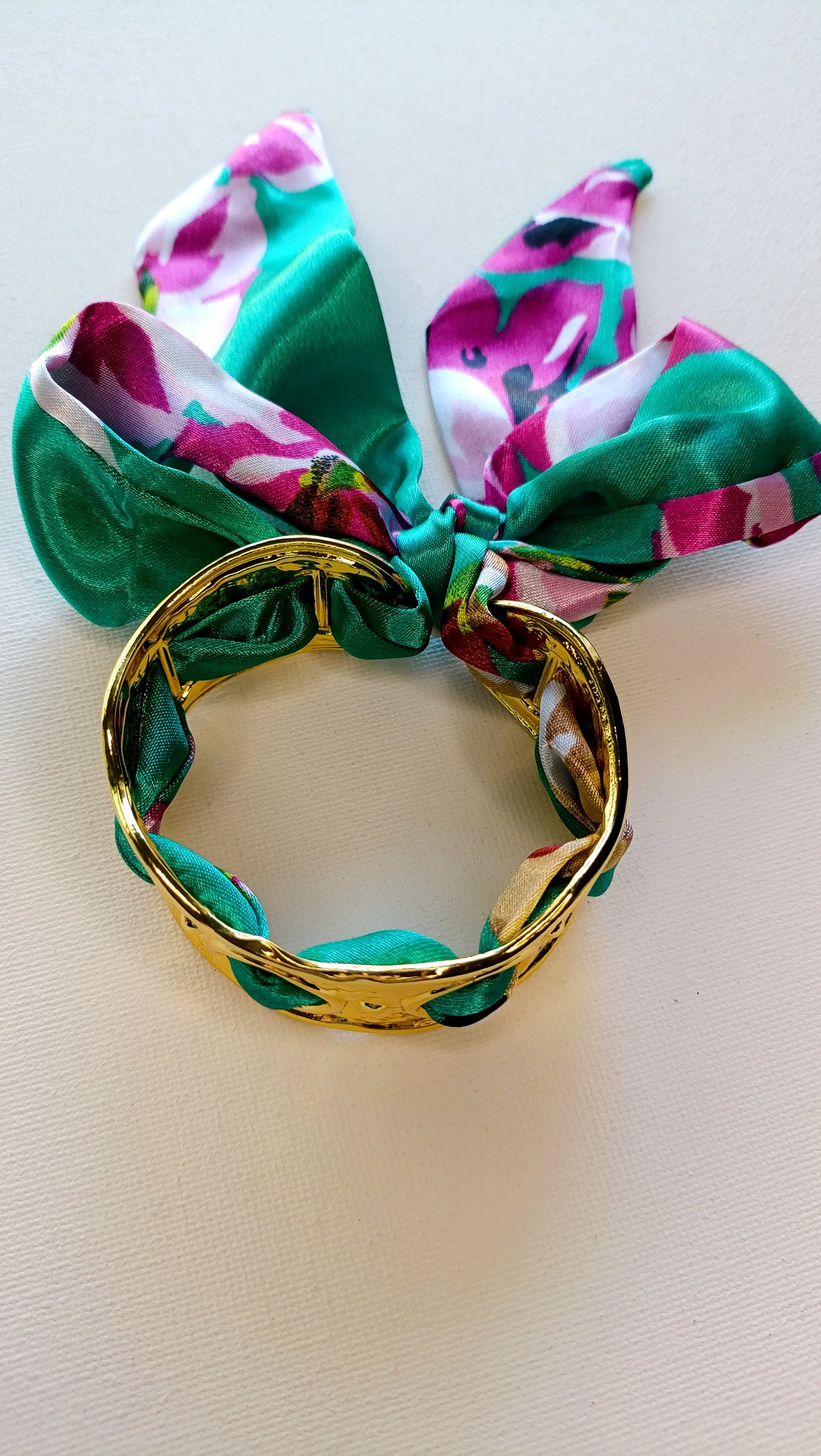 bracelet femme jonc et foulard, jonc femme tissu coloré, jonc foulard femme acier inox, bracelet foulard femme acier, jonc foulard femme pas cher, jonc foulard femme de qualité, bijoux de haute fantaisie femme, bijoux de haute fantaisie femme en acier inox, jonc acier inoxydable et tissu coloré femme