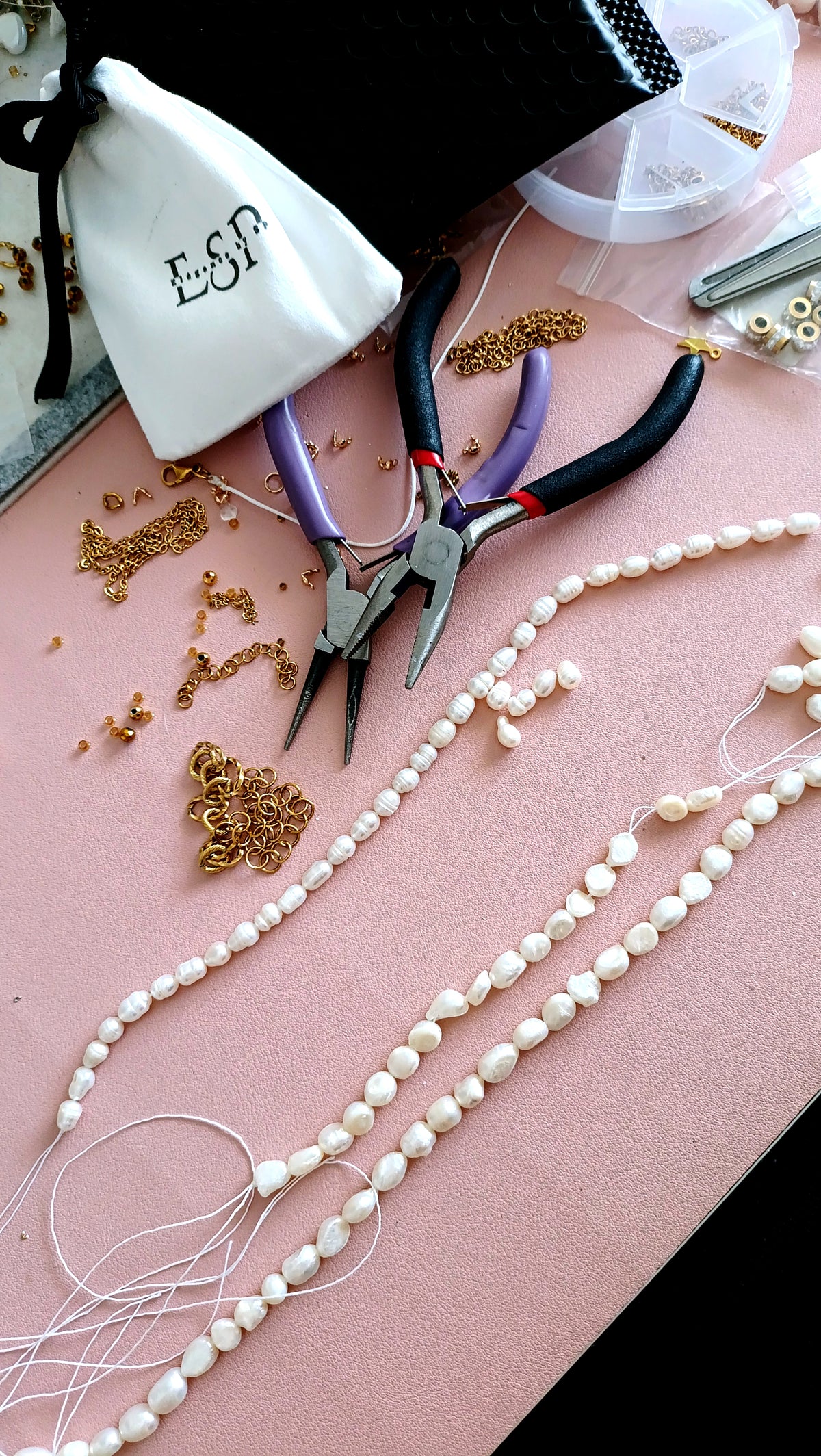collier monarchie française en perles d'eau douce, collier pelres d'eau douce femme, collier de créateur en perles d'eau douce, bijoux faits mains france, bijoux faits main rodez, bijoux fantaisie aveyron, bijoux fantaisie rodez, bijoux acier inoxydable rodez, bijoux perles d'eau douce fait en france, entreprise française de bijoux, collier vintage femme perles d'eau douce
