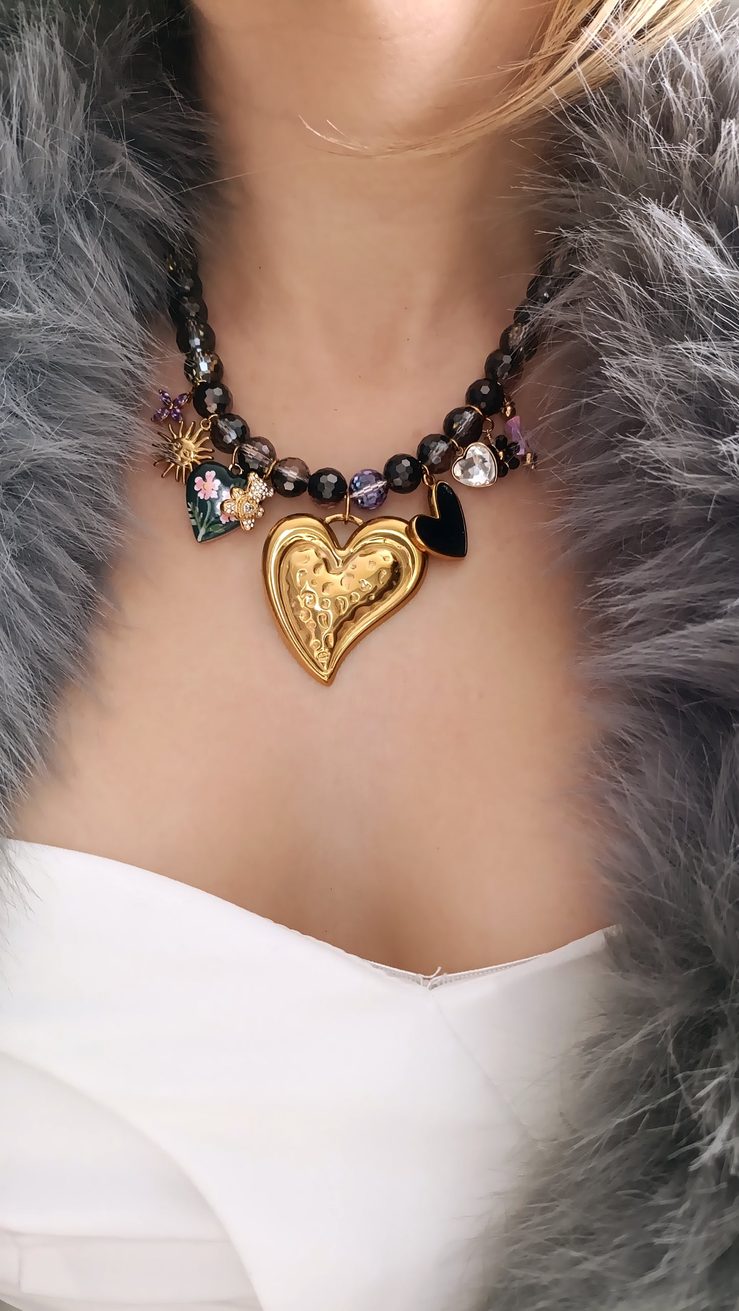 collier femme en perles noires, collier femme noir, bijoux femme noir, collier femme à breloques noir, collier charms noir, collier en perles noires femme, collier femme en perles noires, collier femme perles noires et chamrs, collier femme en perles noires et breloques, collier femme en perles noires et pendentifs, collier femme grosses perles noires et pendentifs