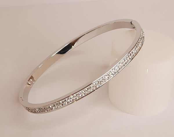     Jonc en acier inoxydable     Bracelet serti de strass, doré ou argenté, très lumineux !     Fermoir clip sécurisé     Vous aimez les joncs   Ce bijoux résiste à l'eau, l'humidité ne noircit pas, il est hypoallergénique. Il a fait l'objet de contrôle qualité par nos soins. Il gardera son éclat. Ce jonc est livré dans un pochon en velours, avec un chiffon de polissage. 