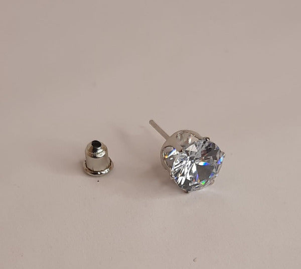     Une boucle d'oreille en acier inoxydable     La boucle est ornée d'un oxyde de zirconium serti par des griffes en acier     Dimensions 0.8 x 0.8 cm environ.     Se décline en couleur or ou argent  Ce bijoux résiste à l'eau, l'humidité..., ne noircit pas, il est hypoallergénique. Il a fait l'objet de contrôle qualité par nos soins. Il gardera son éclat. Cette bague est livrée dans un pochon en velours, avec un chiffon de polissage.