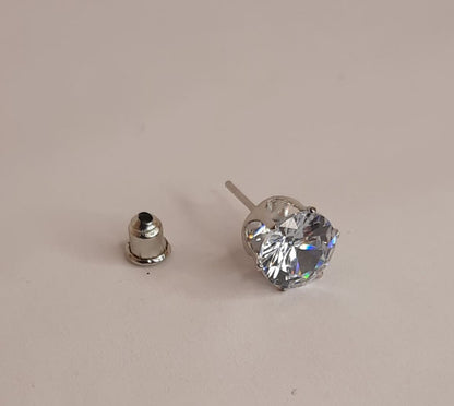     Une boucle d'oreille en acier inoxydable     La boucle est ornée d'un oxyde de zirconium serti par des griffes en acier     Dimensions 0.8 x 0.8 cm environ.     Se décline en couleur or ou argent  Ce bijoux résiste à l'eau, l'humidité..., ne noircit pas, il est hypoallergénique. Il a fait l'objet de contrôle qualité par nos soins. Il gardera son éclat. Cette bague est livrée dans un pochon en velours, avec un chiffon de polissage.