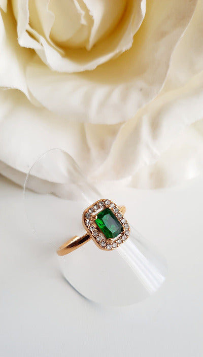      Bague ajustable couleur or, en acier inoxydable     Anneau fin composé d'un oxyde de zirconium vert ou blanc, avec un entourage de zircons blancs sertis avec des griffes     Déclinée en boucles d'oreilles, bracelet et collier     Dans le même style  Ce bijoux résiste à l'eau, l'humidité..., ne noircit pas, il est hypoallergénique. Il a fait l'objet de contrôle qualité par nos soins. Il gardera son éclat.