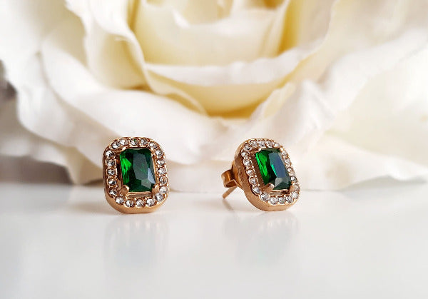     Boucles d'oreilles en acier inoxydable     Puces fines orné d'un cabochon en oxyde de zirconium vert ou blanc, avec un entourage de zircons blancs, sertis avec des griffes     Déclinée en bague, bracelet et collier     Dans le même style  Ce bijoux résiste à l'eau, l'humidité..., ne noircit pas, il est hypoallergénique. Il a fait l'objet de contrôle qualité par nos soins. Il gardera son éclat. Ces boucles d'oreilles sont livrées dans un pochon en velours, avec un chiffon de polissage.