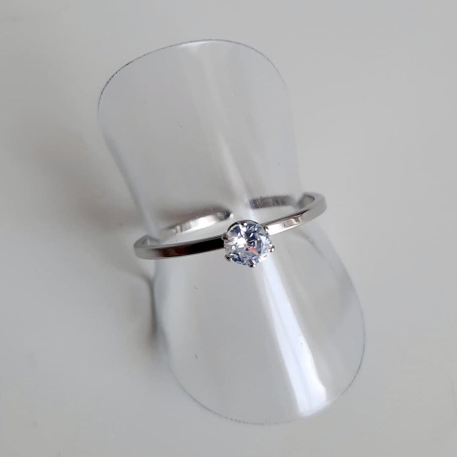     Bague ajustable, en acier inoxydable     Couleur or ou argent     L'anneau, fin et lisse, est serti d'un cabochon d'oxyde de zirconium     Le cabochon est tenu par des griffes couleur or ou argent     Des fiançailles...?     Se marie bien avec   Ce bijoux résiste à l'eau, l'humidité..., ne noircit pas, il est hypoallergénique. Il a fait l'objet de contrôle qualité par nos soins. Il gardera son éclat. Cette bague est livrée dans un pochon en velours, avec un chiffon de polissage.