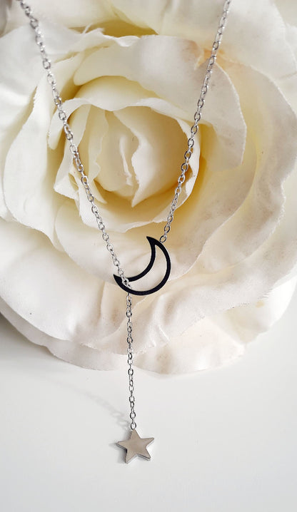     Collier en acier inoxydable     Chaine fine avec, à ses extrémités, une étoile et une lune     Le fermoir est le passage de l'étoile dans la lune     Une merveille de finesse et de beauté qui existe en couleur or ou argent  Ce bijoux résiste à l'humidité ne noircit pas, il est hypoallergénique. Il a fait l'objet de contrôle qualité par nos soins. Il gardera son éclat. Ce bracelet est livré dans un pochon en velours, avec un chiffon de polissage.