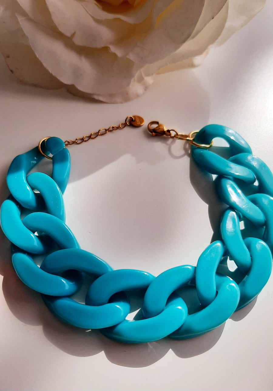 Bracelet en acrylique et acier inoxydable Existe en turquoise, corail, crème ou noir Très en vogue avec ses grosses mailles et ses couleurs qui apportent une touche de lumière à n'importe quelle tenue Il se glissera délicatement autour du poignet qui le porte avec raffinement, glamour, féminité Très agréable à porter Dimensions : longueur 18+4 cm environ, largeur de la maille 2cm environ. Fermoir en pince de homard