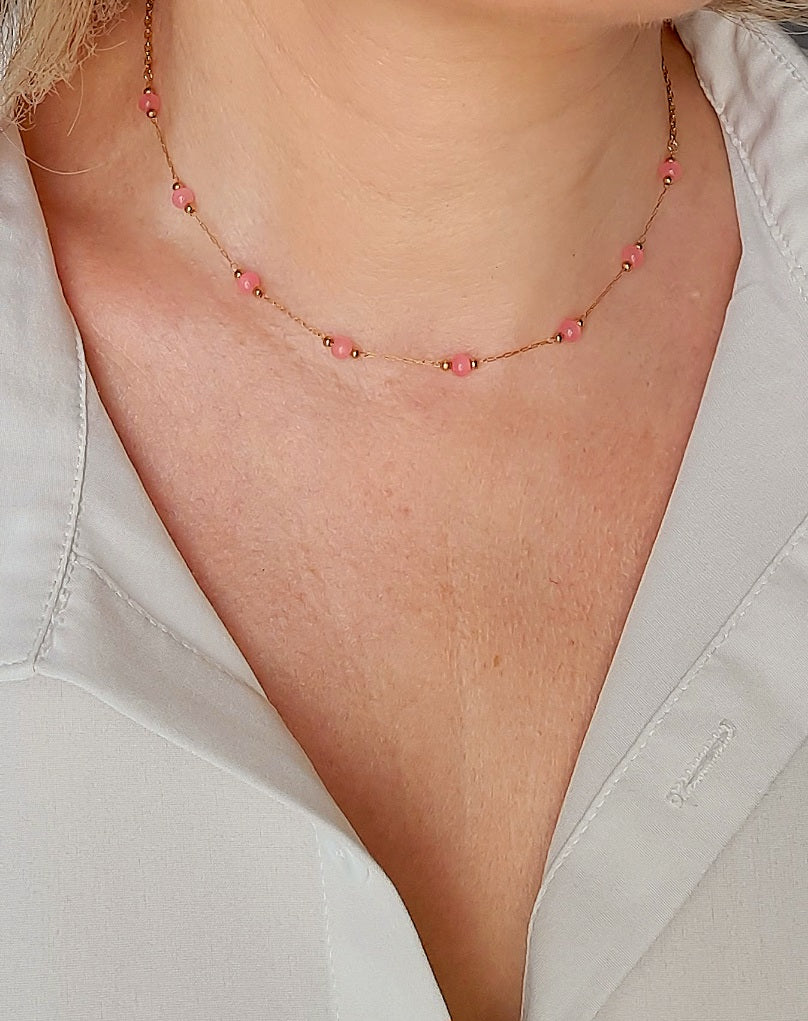 Collier ras de cou en acier inoxydable doré  Chaine fine ornée de petites perles roses ou bleues D'une finesse absolue, il apporte au cou qui le revêt une touche de féminité, de grace et d'un brin de légèreté !  Longueur : 39+5cm environ