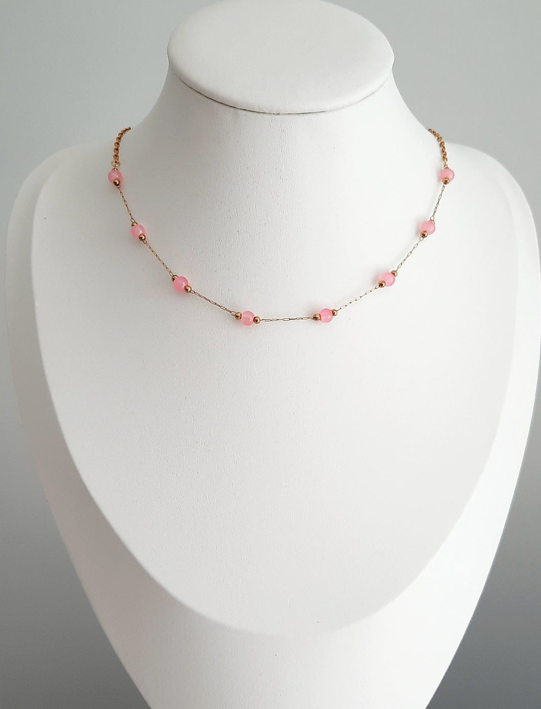 Collier ras de cou en acier inoxydable doré  Chaine fine ornée de petites perles roses ou bleues D'une finesse absolue, il apporte au cou qui le revêt une touche de féminité, de grace et d'un brin de légèreté !  Longueur : 39+5cm environ