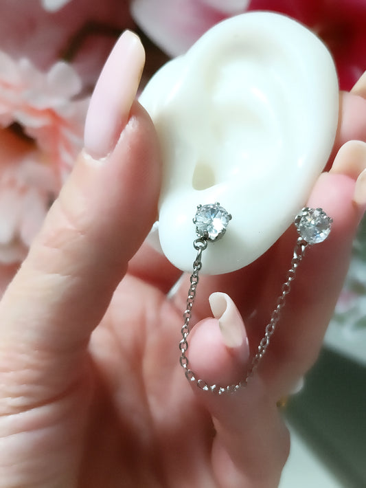 mono boucle femme n acier inoxydable et oxyde de zirconium, créatrice de bijoux fantaisie, créatrice française de bijoux fantaisie, bijoux fantaisie pas cher, bijoux en acier inoxydable pas cher