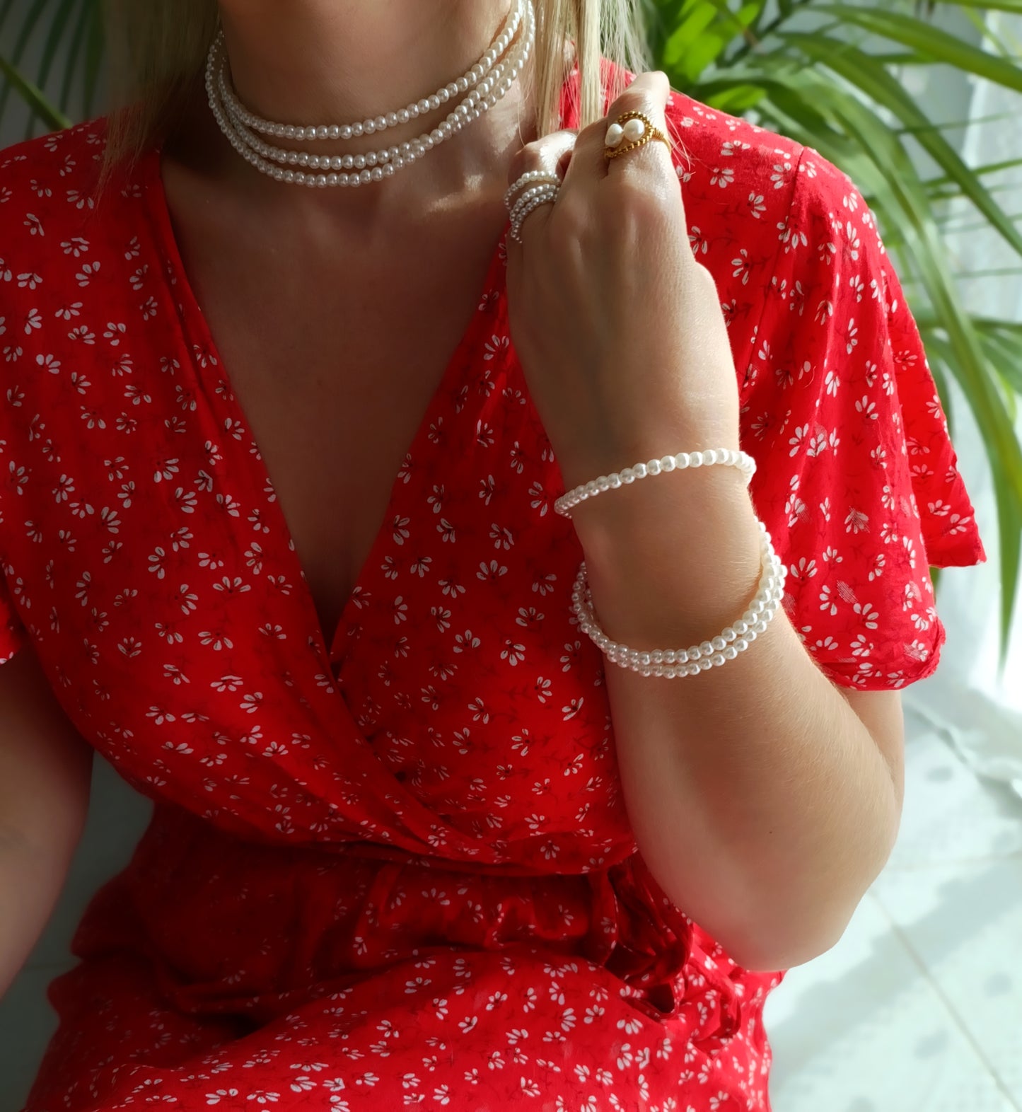 collier femme long en perles, collier long femme en perles, sautoir femme en perles, collier triple rangs perles femme, colliers à trois rangs femme, ras de cou femme trois rangs en perles