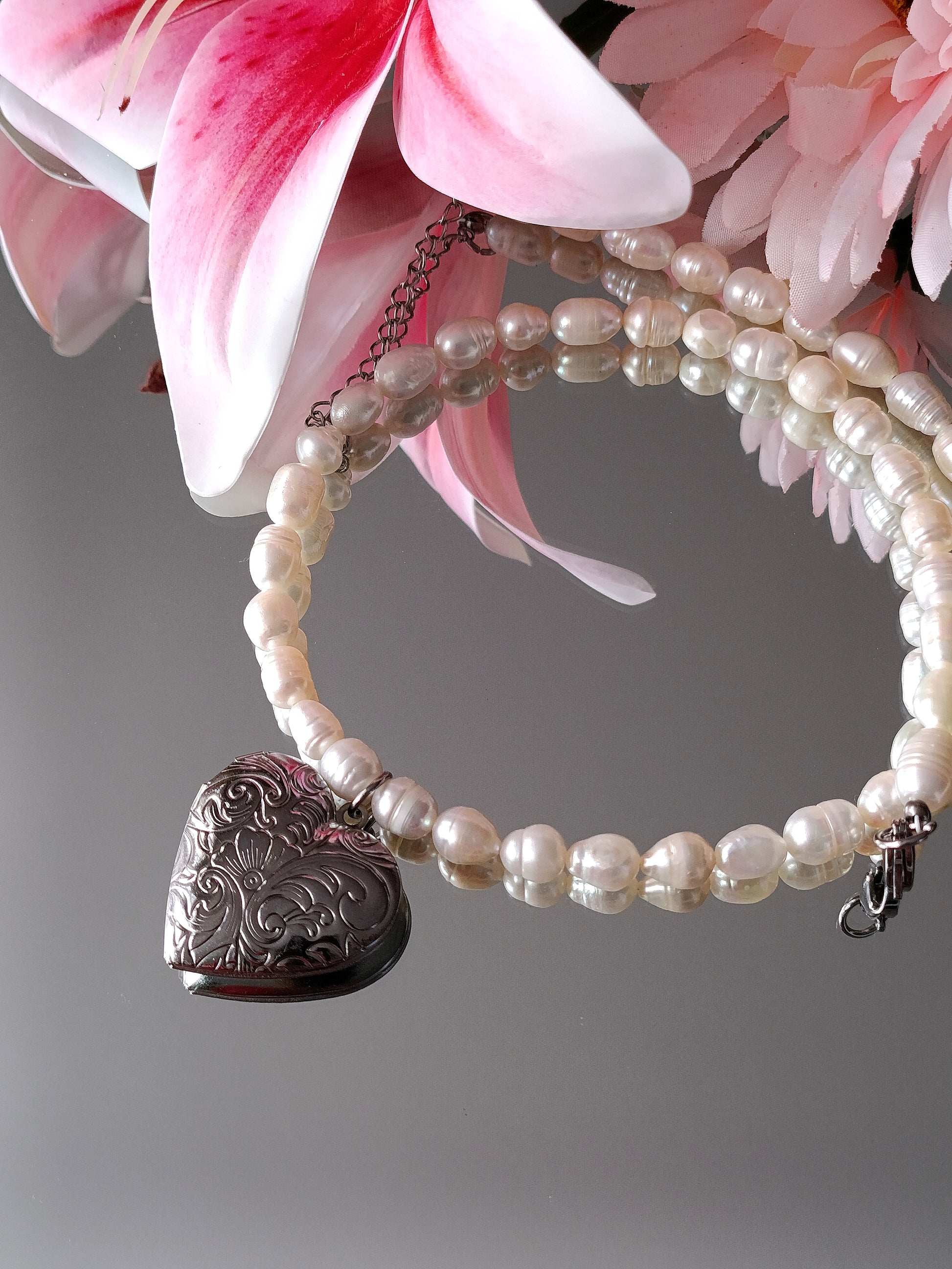 cassolette femme cœur en perles d'eau douce et acier inoxydable, cassolette femme en perles d'eau douce, collier cassolette femme cœur et perles d'eau douce, cassolette bijou rare et unique, site de bijoux femme pas cher, collier femme rare, meilleur site de bijou pour femme, bijoux de créateur pas cher