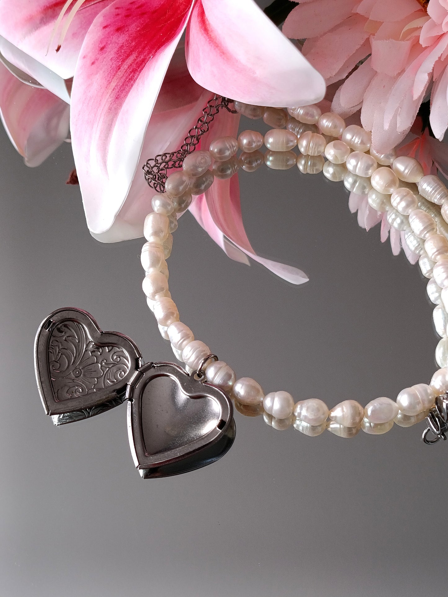 cassolette femme cœur en perles d'eau douce et acier inoxydable, cassolette femme en perles d'eau douce, collier cassolette femme cœur et perles d'eau douce, cassolette bijou rare et unique, site de bijoux femme pas cher, collier femme rare, meilleur site de bijou pour femme, bijoux de créateur pas cher