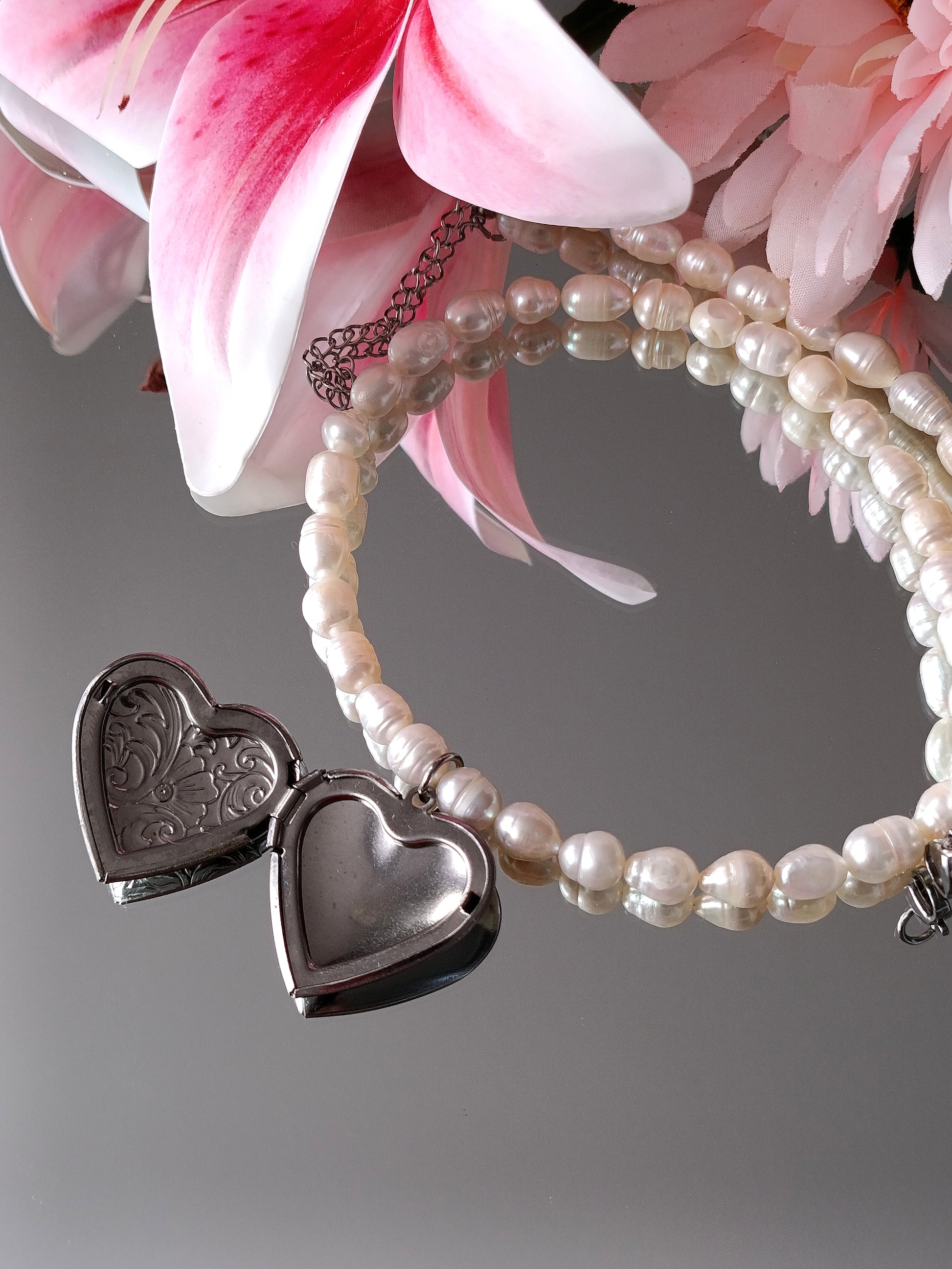 cassolette femme cœur en perles d'eau douce et acier inoxydable, cassolette femme en perles d'eau douce, collier cassolette femme cœur et perles d'eau douce, cassolette bijou rare et unique, site de bijoux femme pas cher, collier femme rare, meilleur site de bijou pour femme, bijoux de créateur pas cher