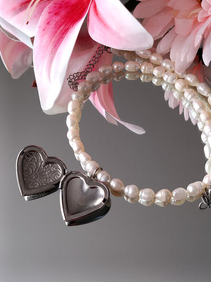 cassolette femme cœur en perles d'eau douce et acier inoxydable, cassolette femme en perles d'eau douce, collier cassolette femme cœur et perles d'eau douce, cassolette bijou rare et unique, site de bijoux femme pas cher, collier femme rare, meilleur site de bijou pour femme, bijoux de créateur pas cher