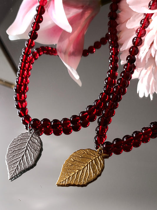collier femme en perles rouges, collier femme automne, collier femme en perles et pendentif feuilles, collier femme automne 2025, créateur de bijoux, créatrice de bijoux, site de bijoux fantaisie, meilleur site de bijoux femme, meilleur site de bijoux en acier inoxydable