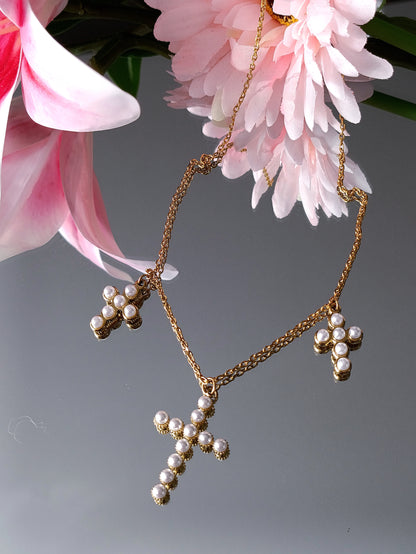 Collier Dolores / Collier fin à trois pendentifs croix serties de perles / Acier inoxydable