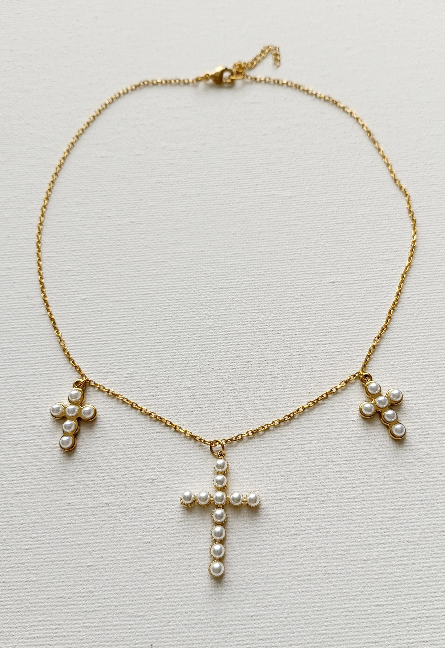 Collier Dolores / Collier fin à trois pendentifs croix serties de perles / Acier inoxydable