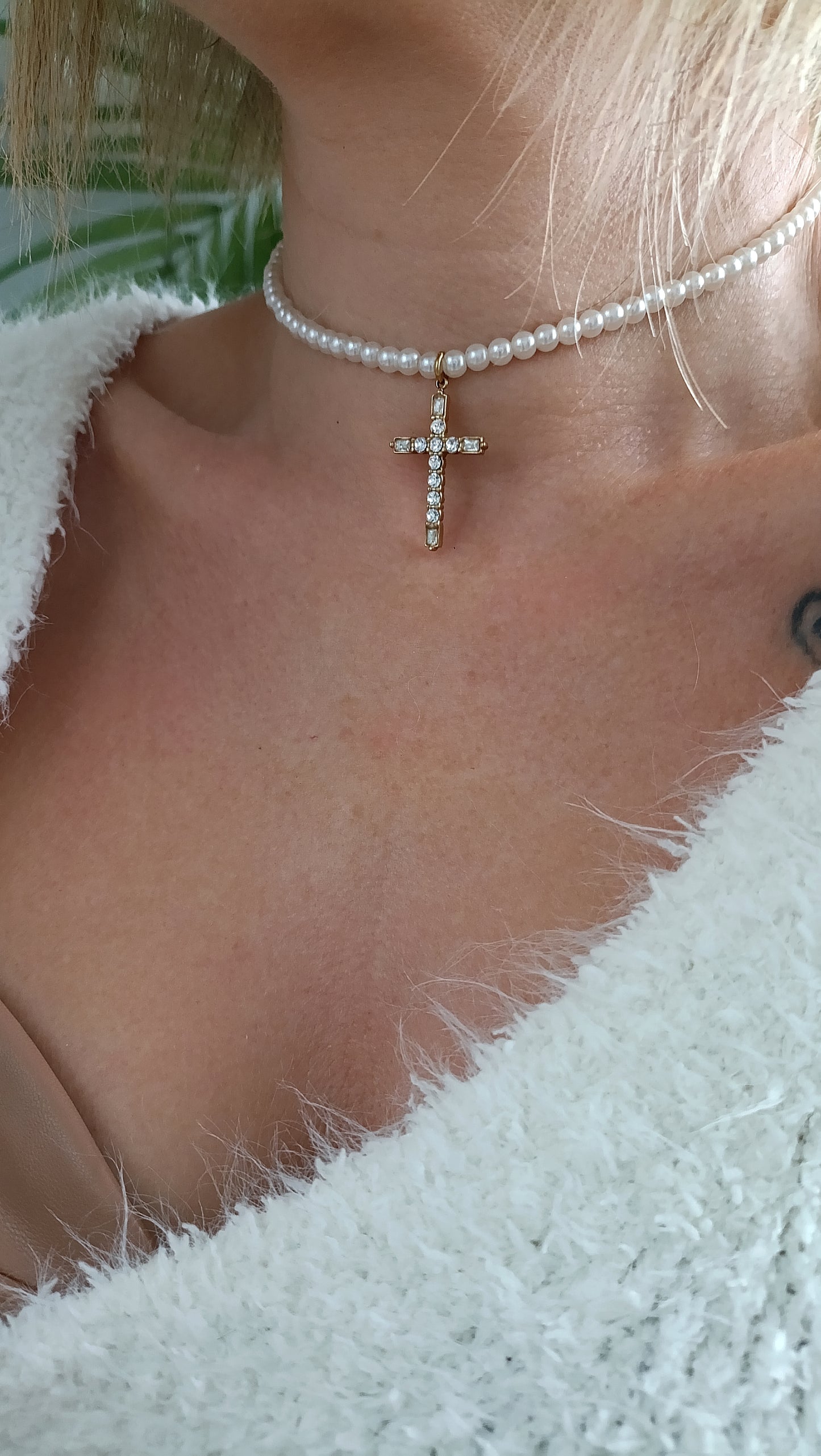 Collier catholique femme, collier avec une croix femme, collier en perles avec une croix, collier de créateur catholique, collier chrétien femme en perles 