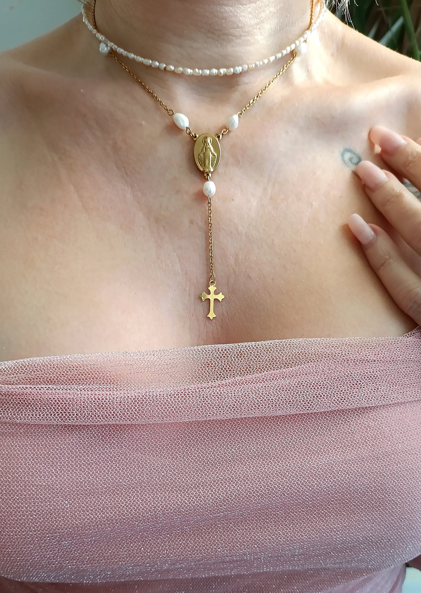 chapelet femme en acier inoxydable et perles d'eau douce, chapelet femme en perles d'eau douce, chapelet fantaisie, chapelet fait en France, bijoux vintage pas cher, bijoux  catholique femme, bijoux catholique pas cher, bijoux catholique original, bijoux avec croix