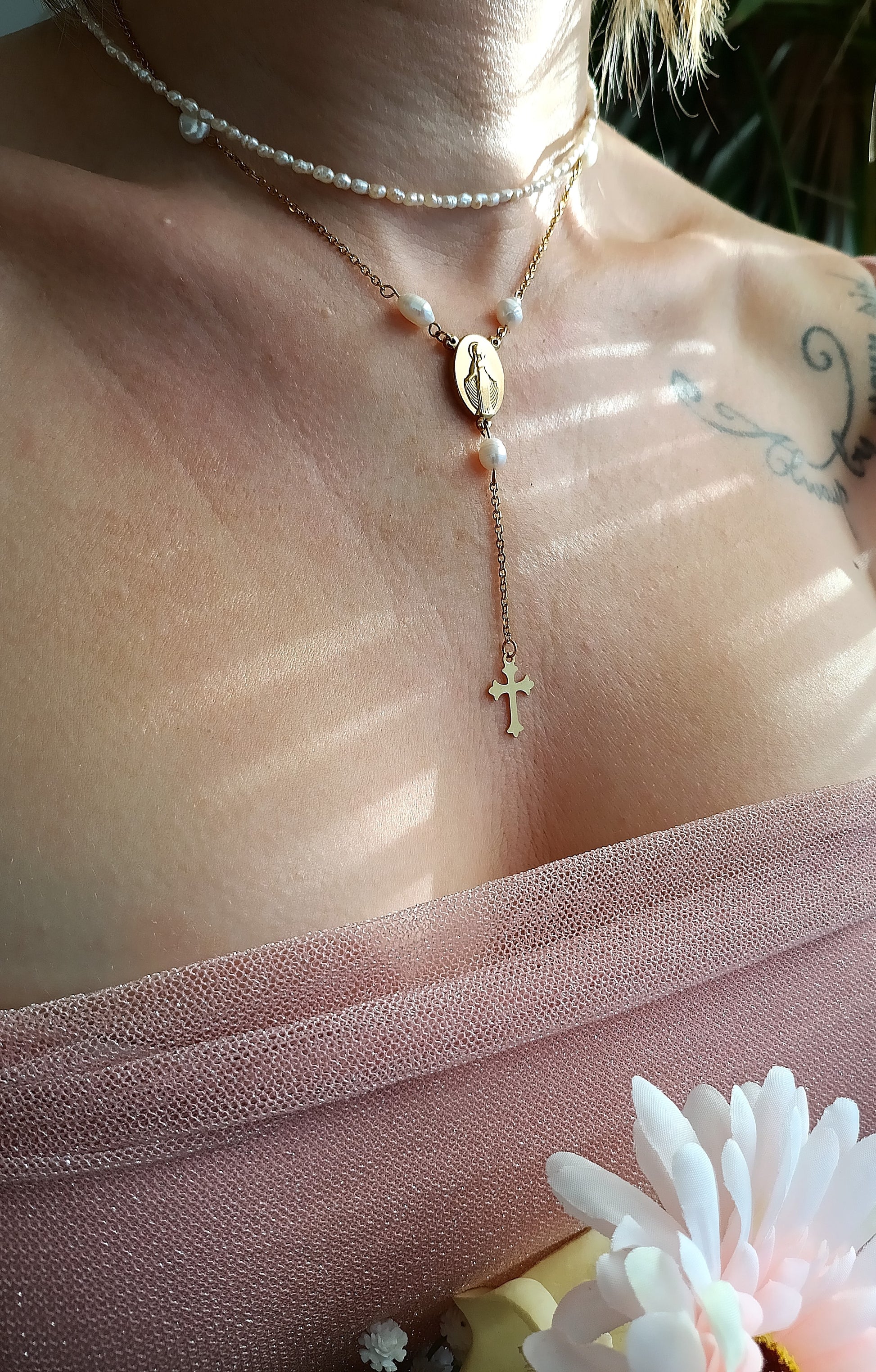 chapelet femme en acier inoxydable et perles d'eau douce, chapelet femme en perles d'eau douce, chapelet fantaisie, chapelet fait en France, bijoux vintage pas cher, bijoux  catholique femme, bijoux catholique pas cher, bijoux catholique original, bijoux avec croix