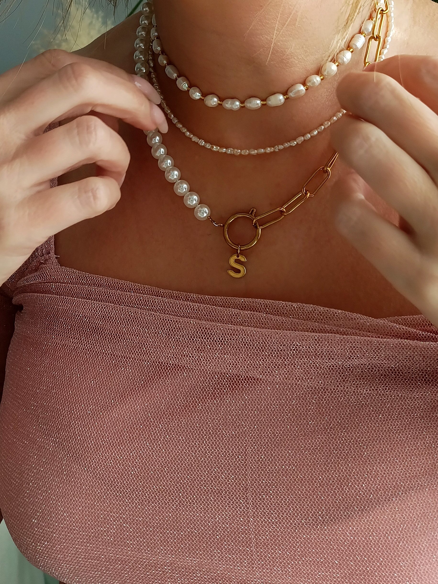 idée cadeau noël femme; collier en perles et maille avec un pendentif initiale, collier en acier et perles avec initiale, collier femme pas cher en perles