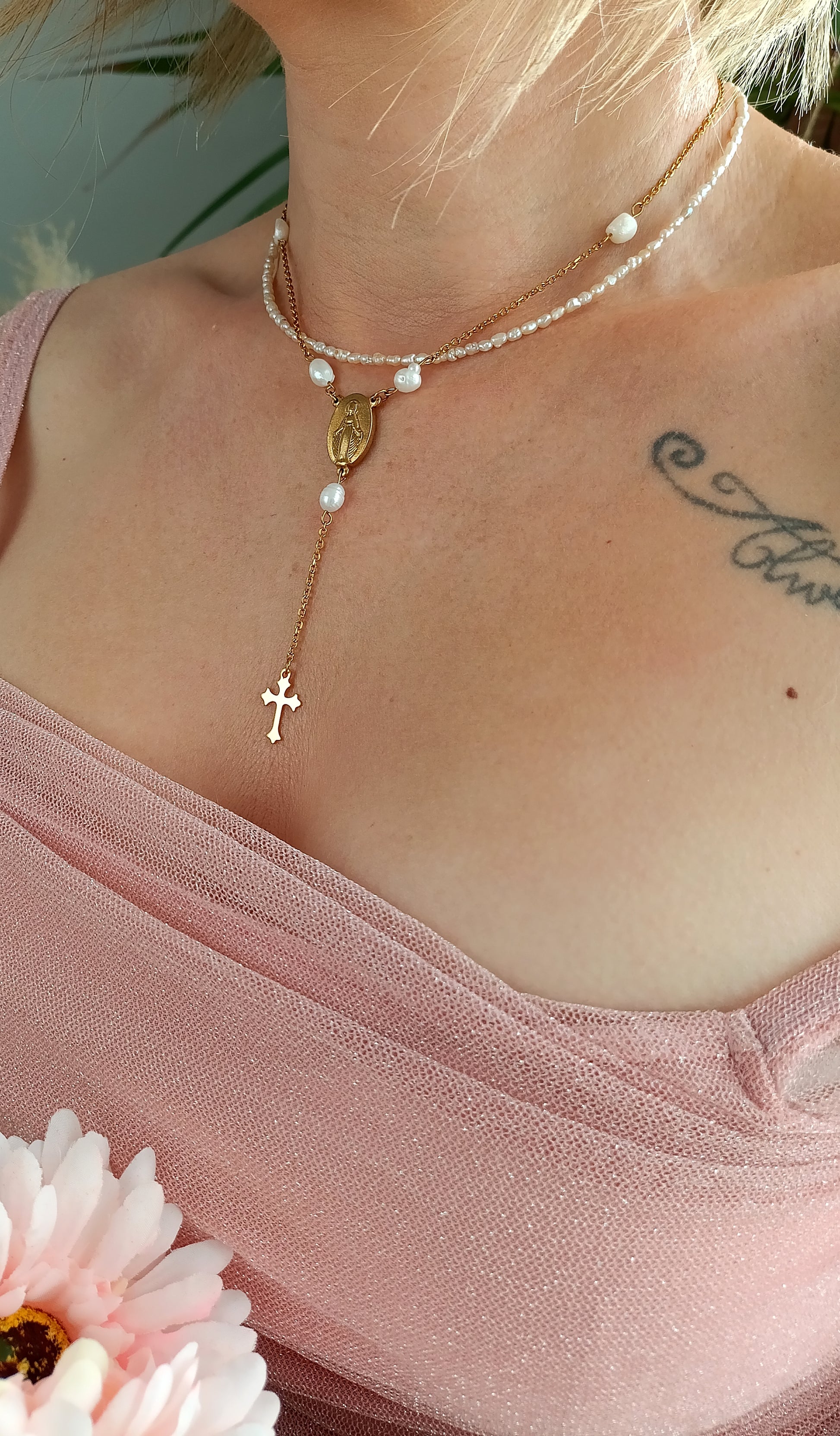 chapelet femme en acier inoxydable et perles d'eau douce, chapelet femme en perles d'eau douce, chapelet fantaisie, chapelet fait en France, bijoux vintage pas cher, bijoux  catholique femme, bijoux catholique pas cher, bijoux catholique original, bijoux avec croix
