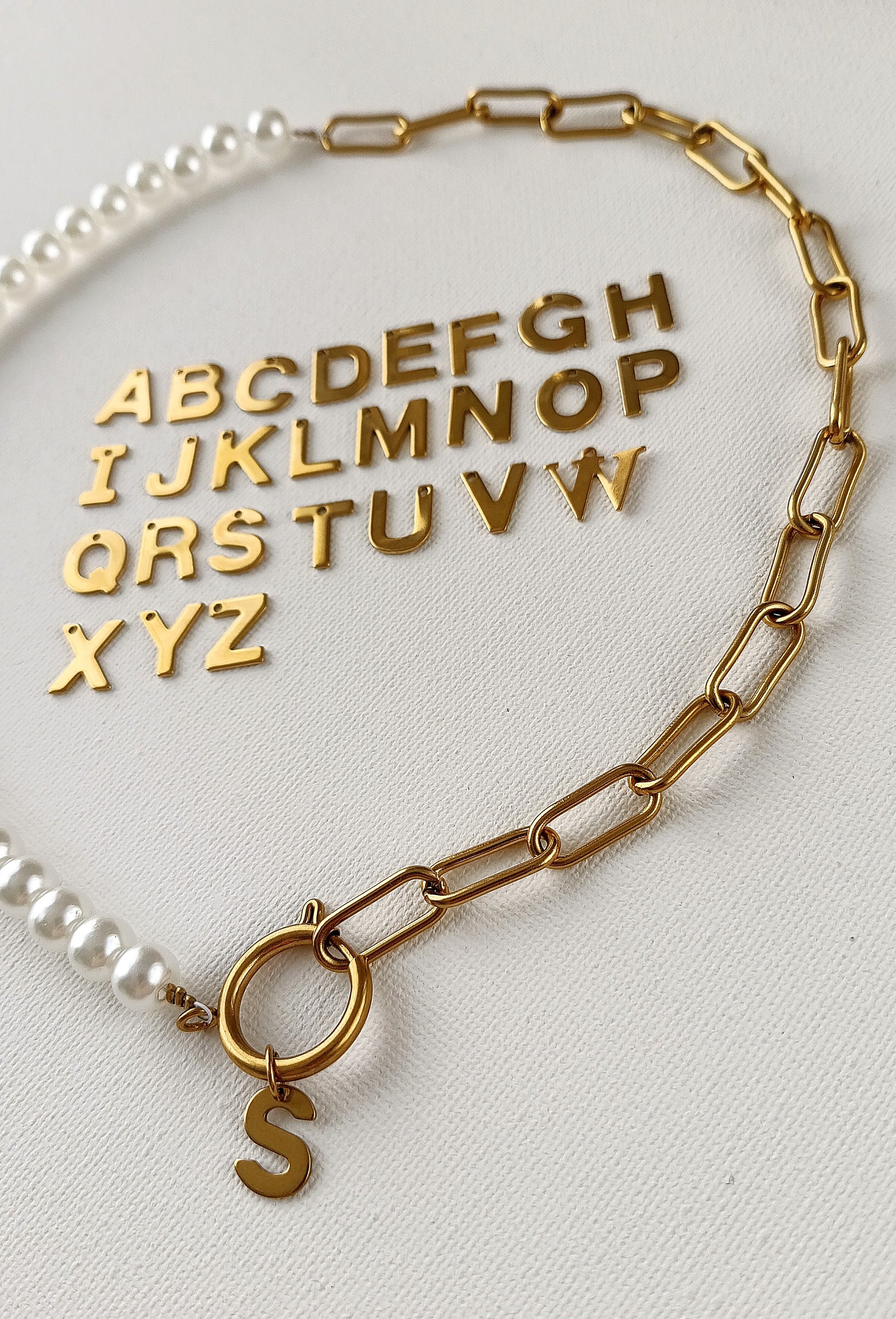 idée cadeau noël femme; collier en perles et maille avec un pendentif initiale, collier en acier et perles avec initiale, collier femme pas cher en perles