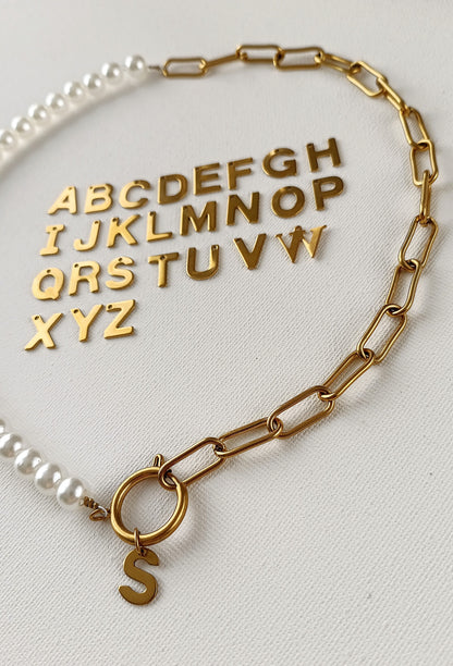 idée cadeau noël femme; collier en perles et maille avec un pendentif initiale, collier en acier et perles avec initiale, collier femme pas cher en perles