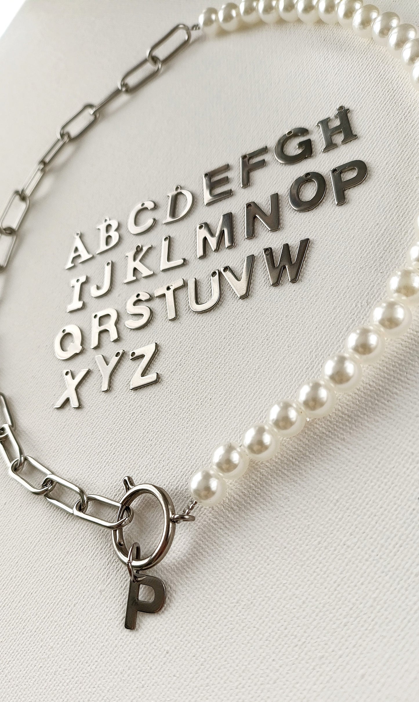 idée cadeau noël femme; collier en perles et maille avec un pendentif initiale, collier en acier et perles avec initiale, collier femme pas cher en perles