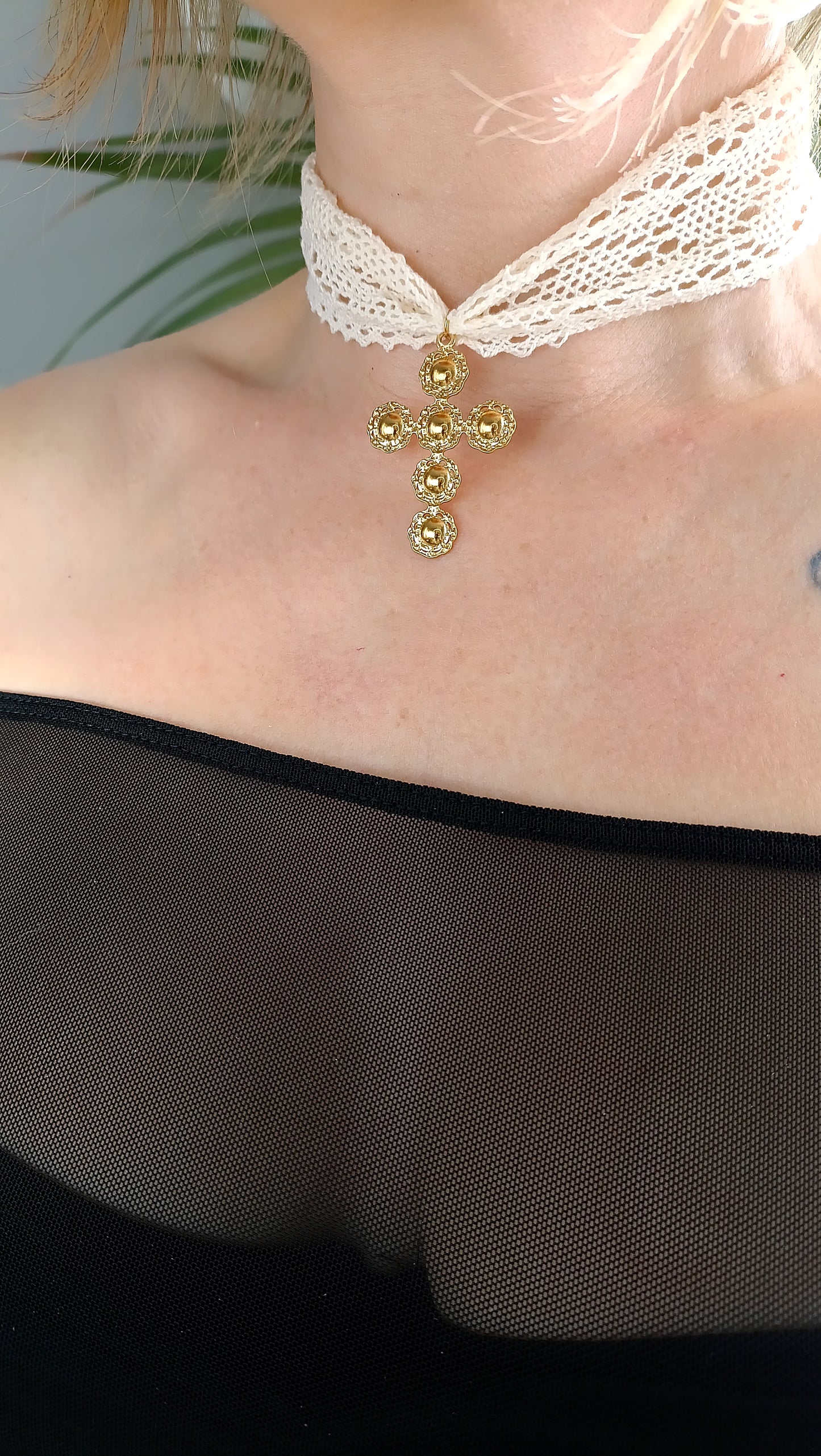 collier religieux, bijoux religieux, bijoux catho modernes,  Bijou communion, Cadeau confirmation, Cadeau fête de la foi, Cadeau profession de foi, Médaille, Mon premier bijou religieux, bijoux de créateur, bijoux religieux de créateurs pas cher, collier en dentelle, ras de cou en dentelle, ras de cou femme en dentelle, collier femme en dentelle, collier victorien, collier religieux, collier Jane Austen, collier romantique femme