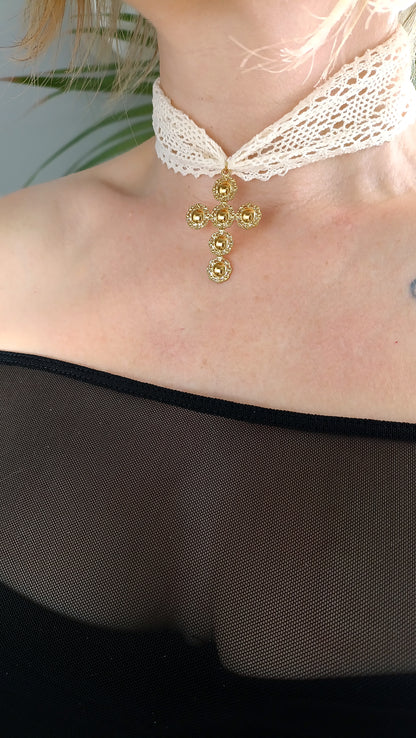 collier religieux, bijoux religieux, bijoux catho modernes,  Bijou communion, Cadeau confirmation, Cadeau fête de la foi, Cadeau profession de foi, Médaille, Mon premier bijou religieux, bijoux de créateur, bijoux religieux de créateurs pas cher, collier en dentelle, ras de cou en dentelle, ras de cou femme en dentelle, collier femme en dentelle, collier victorien, collier religieux, collier Jane Austen, collier romantique femme