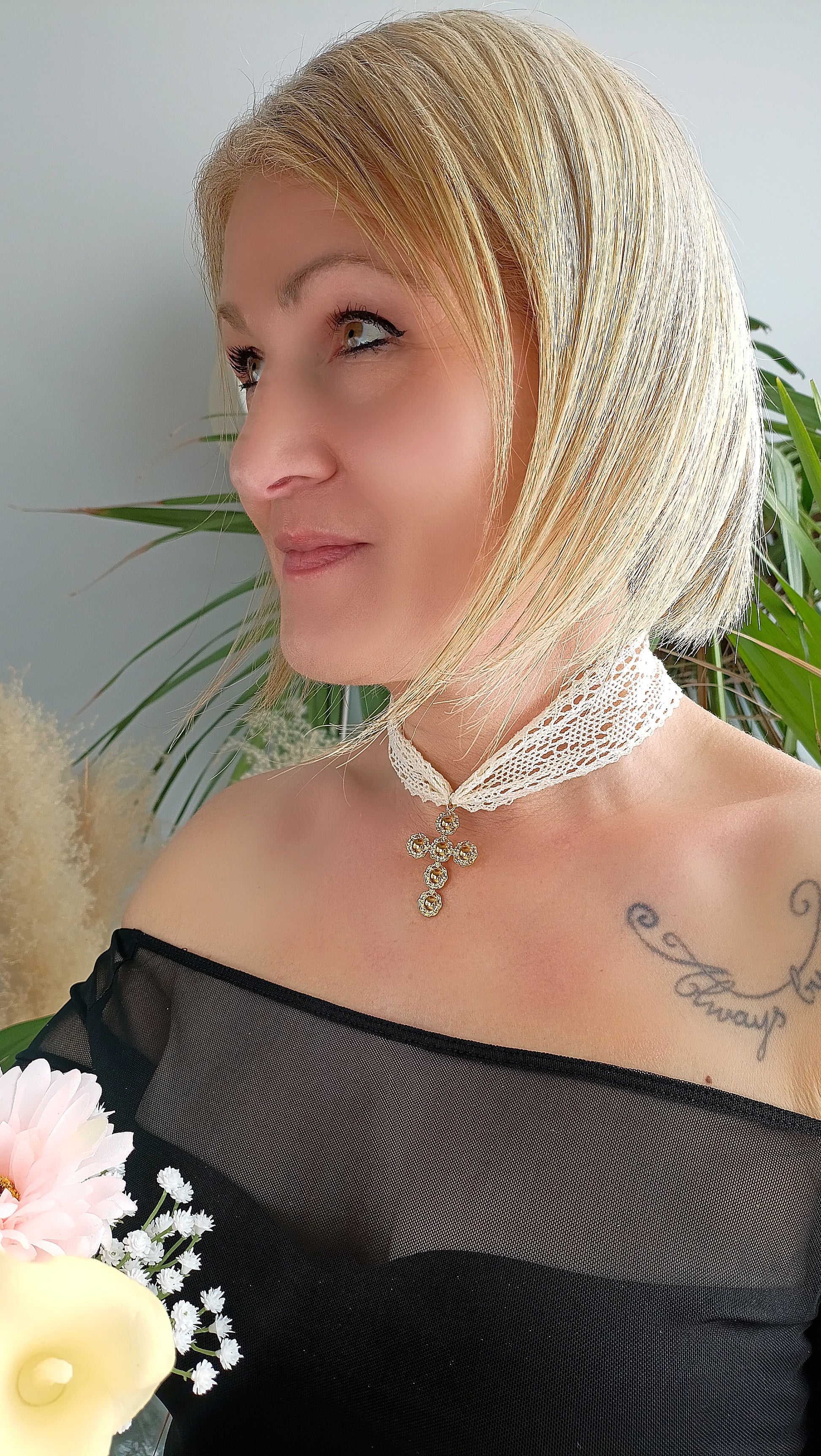 collier religieux, bijoux religieux, bijoux catho modernes,  Bijou communion, Cadeau confirmation, Cadeau fête de la foi, Cadeau profession de foi, Médaille, Mon premier bijou religieux, bijoux de créateur, bijoux religieux de créateurs pas cher, collier en dentelle, ras de cou en dentelle, ras de cou femme en dentelle, collier femme en dentelle, collier victorien, collier religieux, collier Jane Austen, collier romantique femme