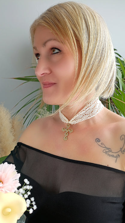 collier religieux, bijoux religieux, bijoux catho modernes,  Bijou communion, Cadeau confirmation, Cadeau fête de la foi, Cadeau profession de foi, Médaille, Mon premier bijou religieux, bijoux de créateur, bijoux religieux de créateurs pas cher, collier en dentelle, ras de cou en dentelle, ras de cou femme en dentelle, collier femme en dentelle, collier victorien, collier religieux, collier Jane Austen, collier romantique femme