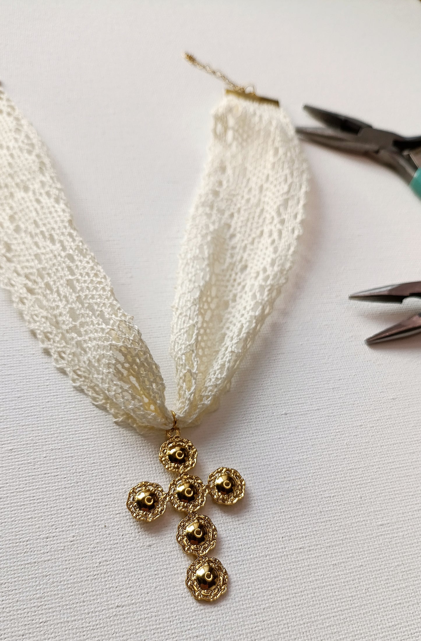 collier religieux, bijoux religieux, bijoux catho modernes,  Bijou communion, Cadeau confirmation, Cadeau fête de la foi, Cadeau profession de foi, Médaille, Mon premier bijou religieux, bijoux de créateur, bijoux religieux de créateurs pas cher, collier en dentelle, ras de cou en dentelle, ras de cou femme en dentelle, collier femme en dentelle, collier victorien, collier religieux, collier Jane Austen, collier romantique femme